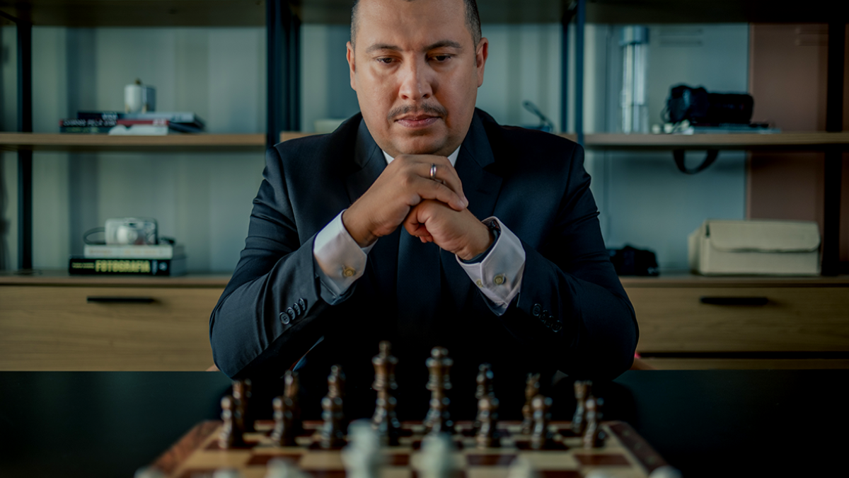 Xeque-mate uma estratégia de negócios decisiva encerra o jogo de xadrez com  a derrota dos reis